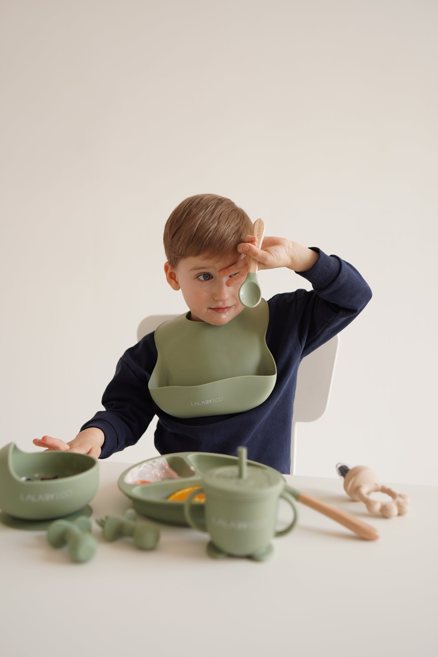 Lalaby Soft Bib  – Śliniak silikonowy z kieszonką